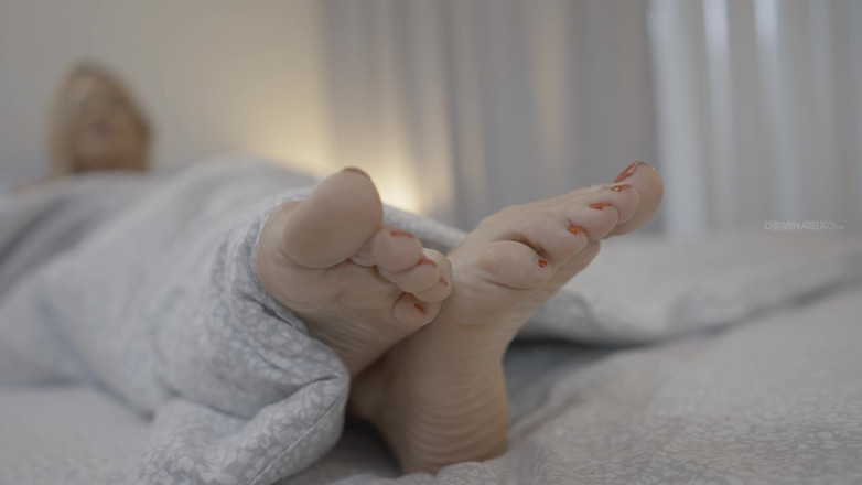 DOMINATRIX6: Ty submisivní kousíčko, zkus se nezdržovat při pohledu na mě!