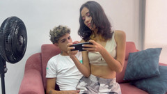 BritannySexxx: Insegno alla mia piccola sorellastra come giocare sul suo cellulare...