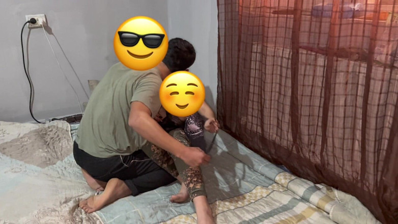 Roben: 타슈켄트에서 큰 엉덩이 소녀와 함께