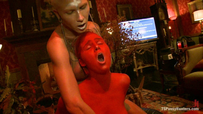TS Pussy Hunters by Kink: 세금의 날에 대한 보너스 파티 업데이트 : TS Danni Daniels 및 클로이 카밀라