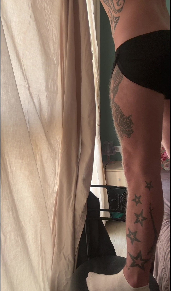 Bzik23: Dick tuột ra khỏi chiếc quần đùi nylon thể thao của...