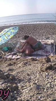 Exhibicionistická manželka venkovní amatérská MILF kouření a honění Velký penis na nudistické pláži před následovníkem s mrdkou