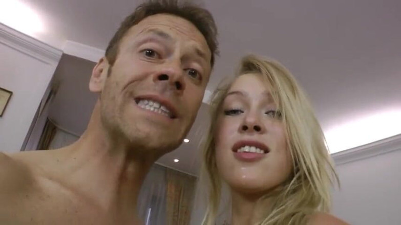 Rocco Siffredi porn: La bionda si fa spalanare il buco del culo