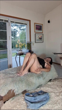 Nenek dengan pepek berbulu menari striptis