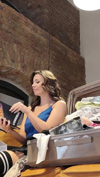 Duas meninas experimentam muitas roupas com lingerie e saias também meia-calça