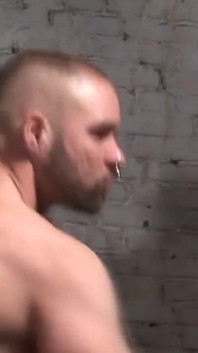 Фетиш Twink і чоловіки в жорстких іграх в Берлінському підвалі