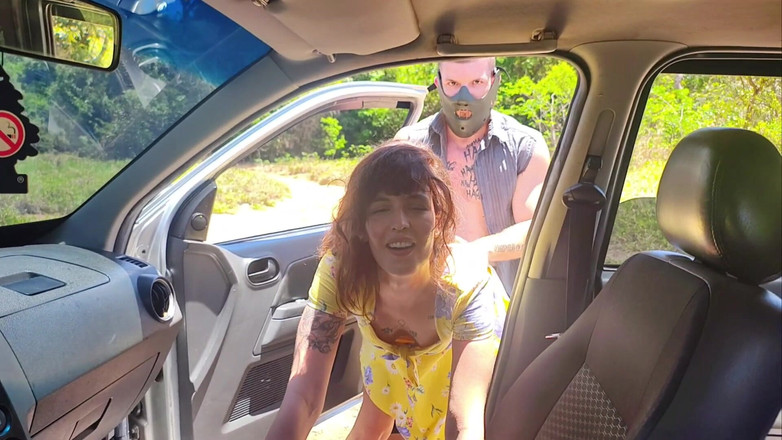 Carmona's films: जोड़ा हैलोवीन पर डेरा डालता है और उसकी पत्नी राक्षस द्वारा चोदी जाती है