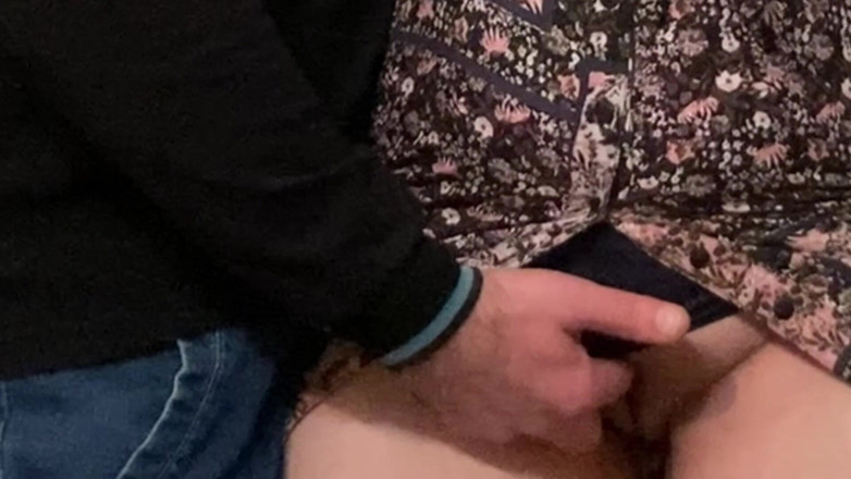 Niki studio: Sexy MILF si fa strofinare il clitoride in una metropolitana