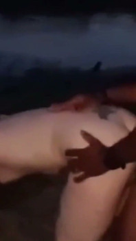 私たちは白昼堂々と川岸の小屋でセックスをしました
