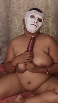 Seksi Hintli hatun brinjal ile kendini ustalıyor ve boşalıyor.
