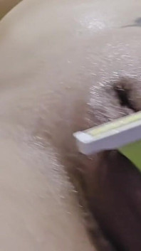 Das subgirl wartet mit einer perfekt nackten muschi