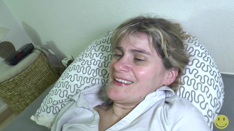 French Amateur Porn: 40歳は、黒のスタッドで殴られる