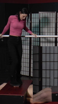 Dyanna écrase son esclave en bottes ! L’image dans la photo !