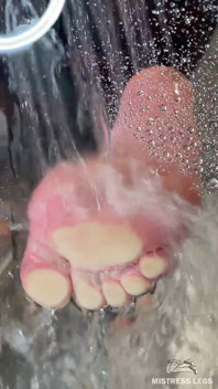 Sexy piede bagnato senza preservativo pressato contro il vetro nella doccia