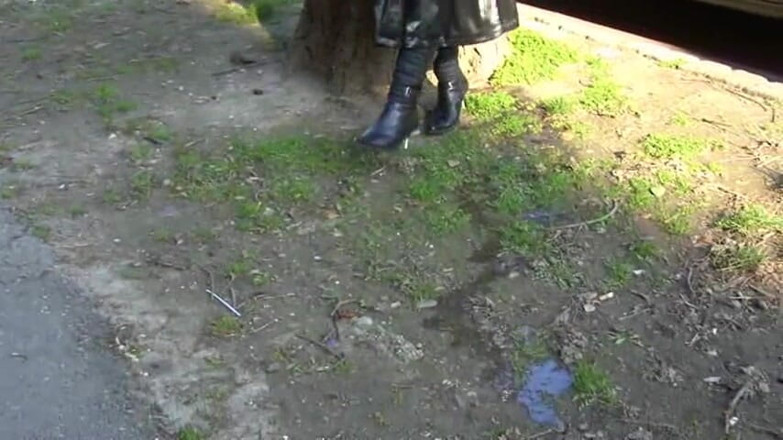 Femdom Austria: Blonďatá děvka chčije na ulici města