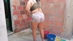 Adribella69: 売春婦の義姉が庭を掃除する