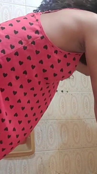 Il mio patrigno si è intrufolato in bagno per scoparmi al 100% anale