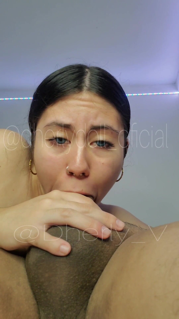 DherlyDoll: Moje sousedka děvka miluje dávit se na mého ptáka.