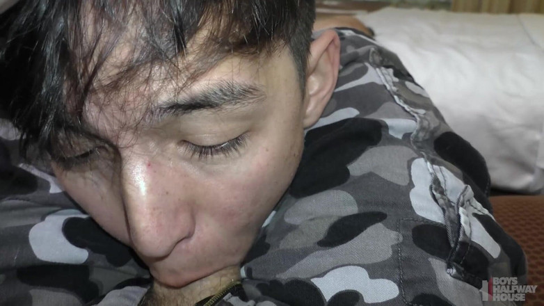 Boys half-way house: Apenas 18 anos e já um depósito de porra