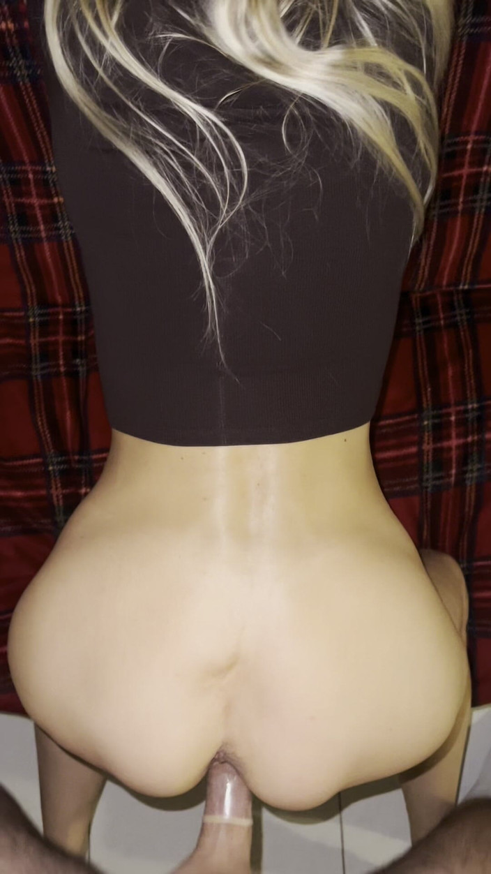 Nofaceblonde: Stiefmutter saß auf meinem penis und half mir