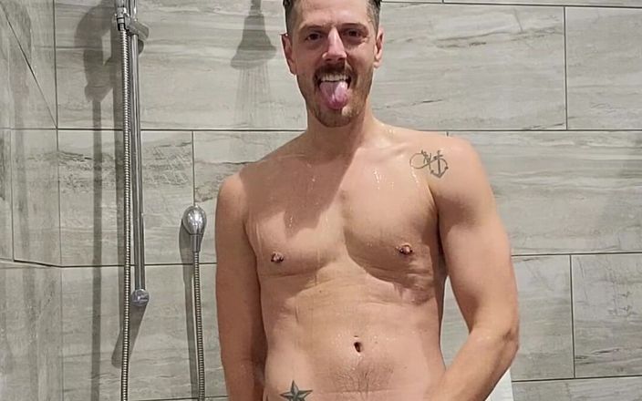 KingB8er: Geniet van de douche en dongshow!