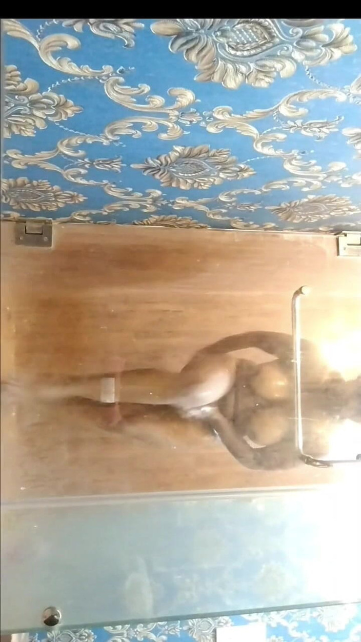 Desi shikha: Hintli kız büyük göğüslerini ve seksi götünü banyo yapıyor