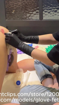 Einführen von Bulk-Latexhandschuhen: Extremes anales Fisting und tiefe Expansion