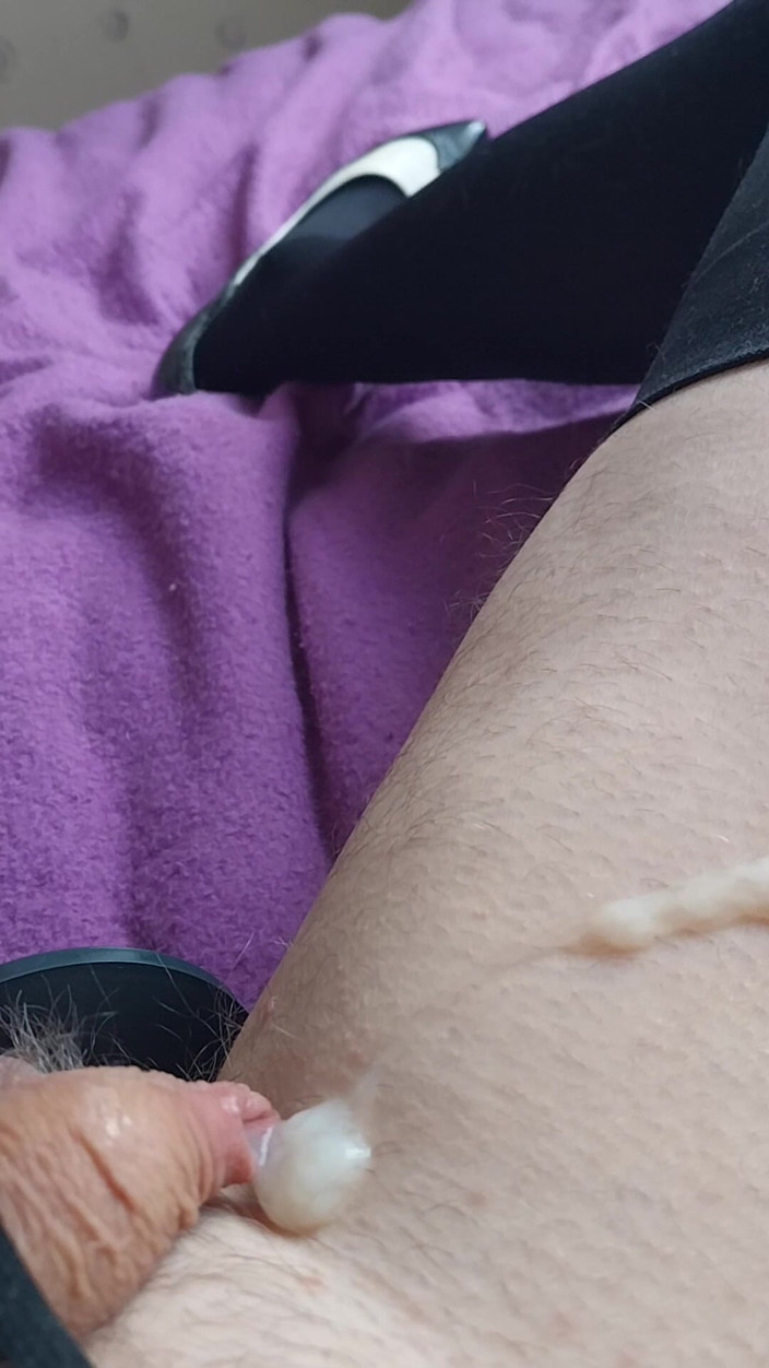 Cindy Belfast: Sissy-cuck klaarkomen in schattige lingerie en hakken