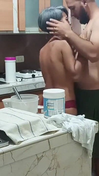O prind pe sora mea vitregă în bucătărie dans foarte sexy semi nud -porno în spaniolă.