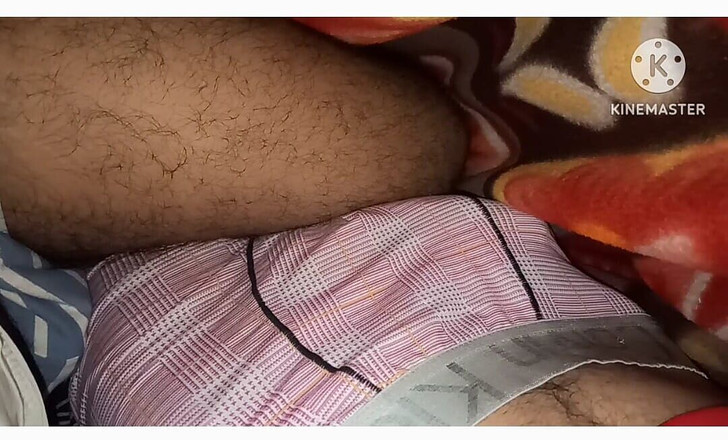 Desi__Panda: Poprvé otevřu spodní prádlo svého nevlastního bratra, abych viděl jeho...