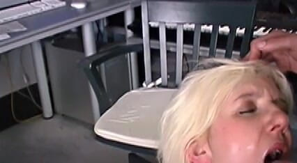 Porno Cloud: Pam de blonde piketer