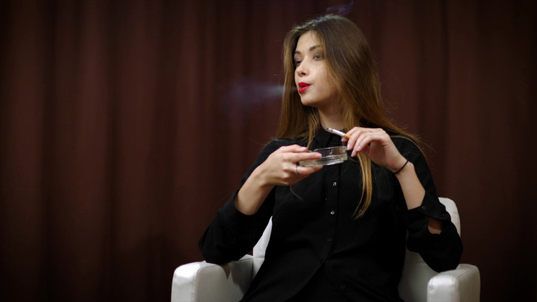 Russian Smokers: Awek comel Irina Sedang Menikmati Merah Marlboro Dalam Video Merokok...