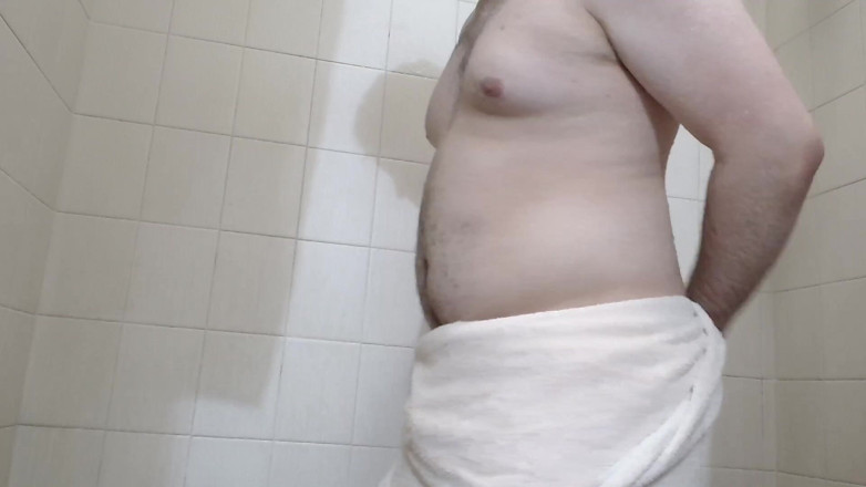 Himbo_Fox: Bărbat musculos își spală corpul