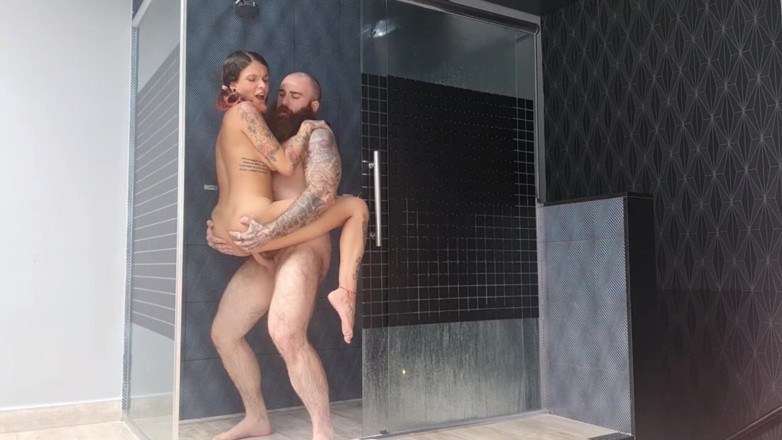 QweenSG: Stříkání ve vaně a sprše...