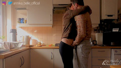 Max and Annika: Kuchyň se udělá líbáním a prstěním - smyslné škádlení nevlastní sestry