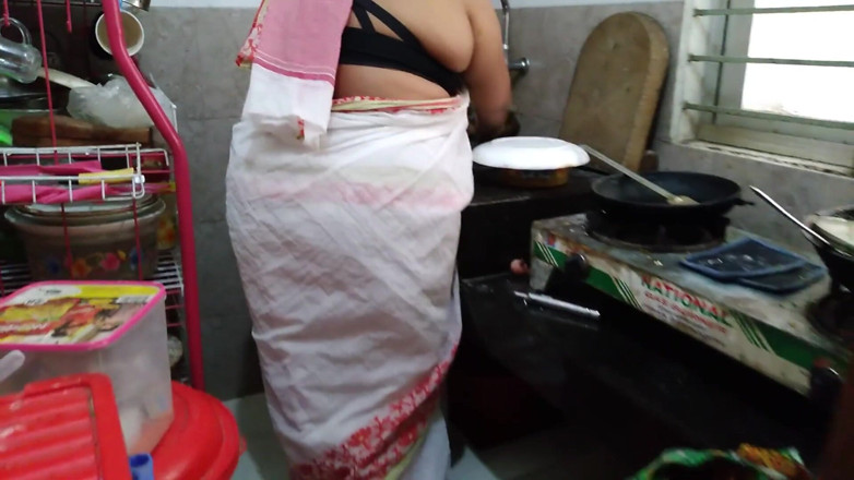 Aria Mia: Desi gorąca macocha zerżnięta w kuchni