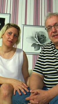 Loira alemã milf abre sua buceta desesperada para ser penetrada por dois paus grandes enquanto é filmada em primeiro plano dentro do quarto
