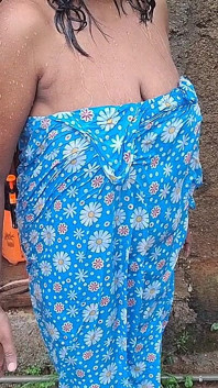 Sexy nevlastní máma se koupe venku