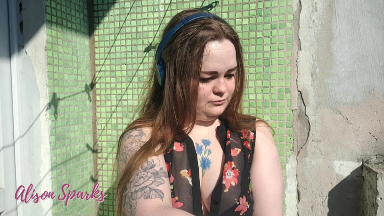 Alison Sparks: Décolleté enfumé, taquinage sur le balcon