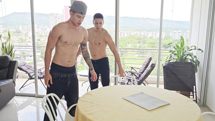 Molly Smith: Taşınmama yardım ediyorlar ve beni sikiyorlar