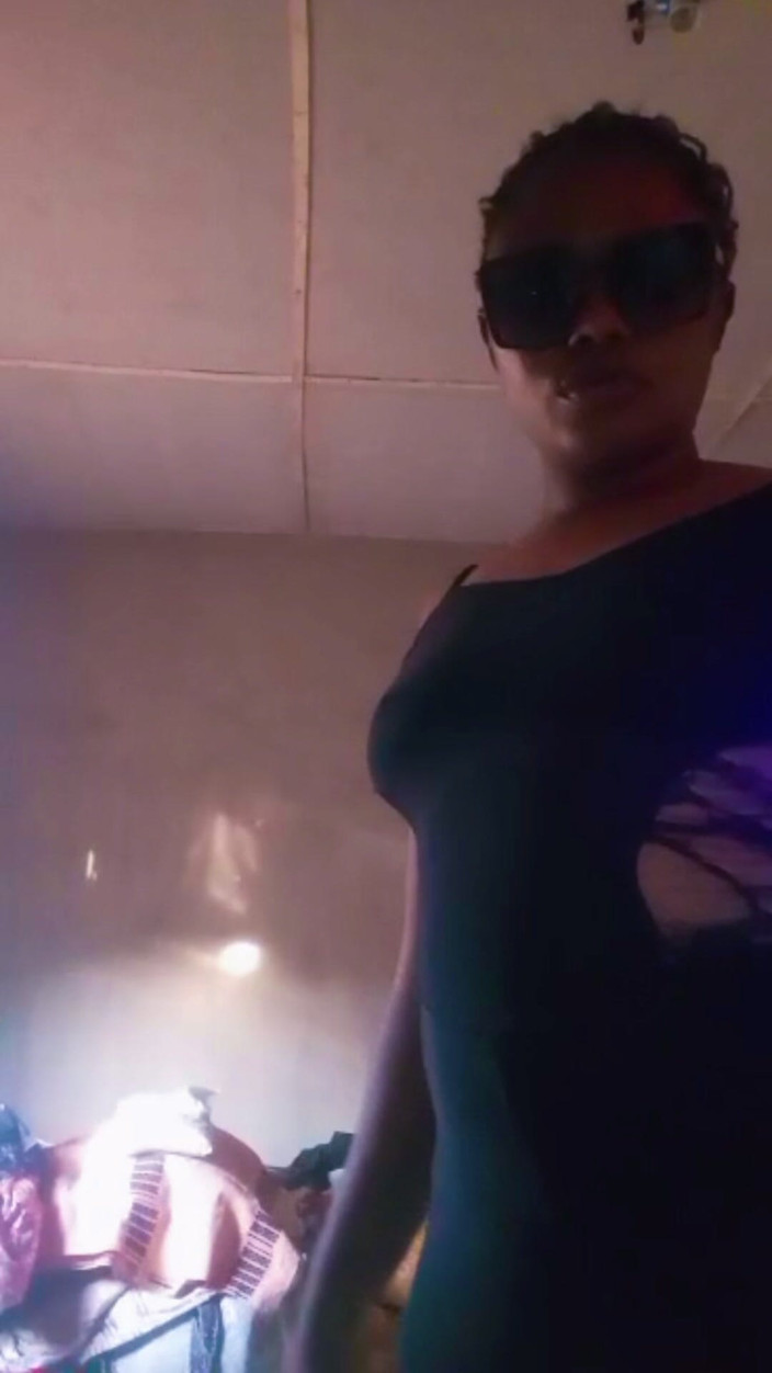 Lovelee: Hony nigerijská holka si sahá na sebe v živém videu