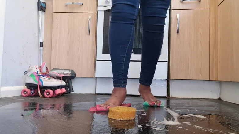 Simp to my ebony feet: Rengöringsgolv med smutsiga fötter