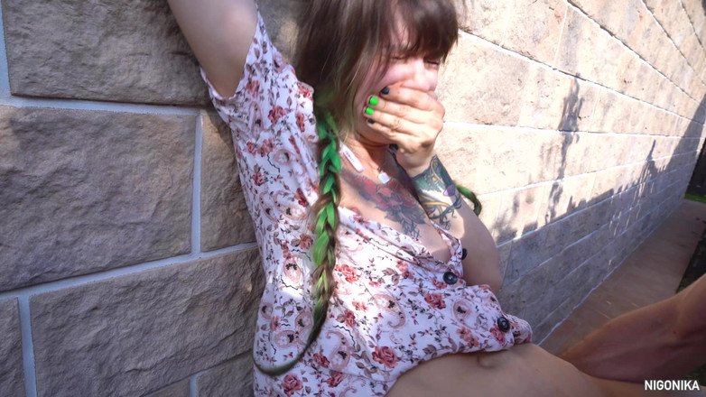 NIGONIKA: Sousedka Tinka Mad Maura šuká za garáží, zatímco rodiče dělají domácí...