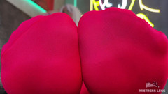 Mistress Legs: 赤いタイツと汚れた白い靴下であなたのためにつま先を小刻みに動かす