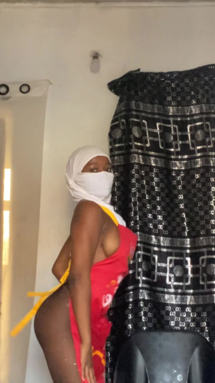 Slipperyblackgirl: Танцующая сексуальная девушка в нижнем белье