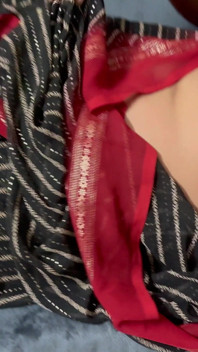 Telugu Revathi se desnuda y se masturba en sexy sari