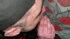 KinkySirius: 차브 스칼리 킨키시리우스가 경찰서 공중화장실에서 가죽 곰과 빨아들이고 있다