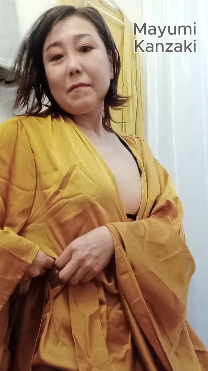 Mayumi Kanzaki: Cambiarsi nei vestiti nella sala d'attesa dello studio fotografico