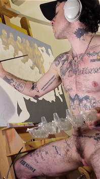Excitată Ftm Artist XXX Skips lucrează la un tablou în timp ce primește pizda lui pink Boy futută de o mașină de futut