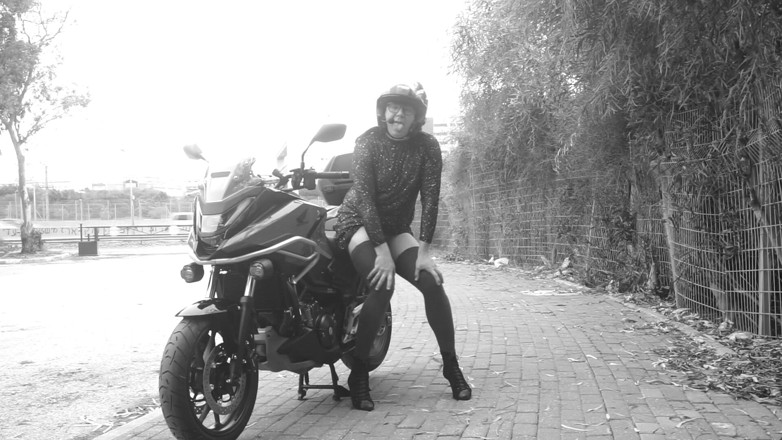 Voyager: 지나가는 모든 차마다 투명한 드레스 아래에서 그녀의 성기가 진동하는 모습을 볼 수 있었다.